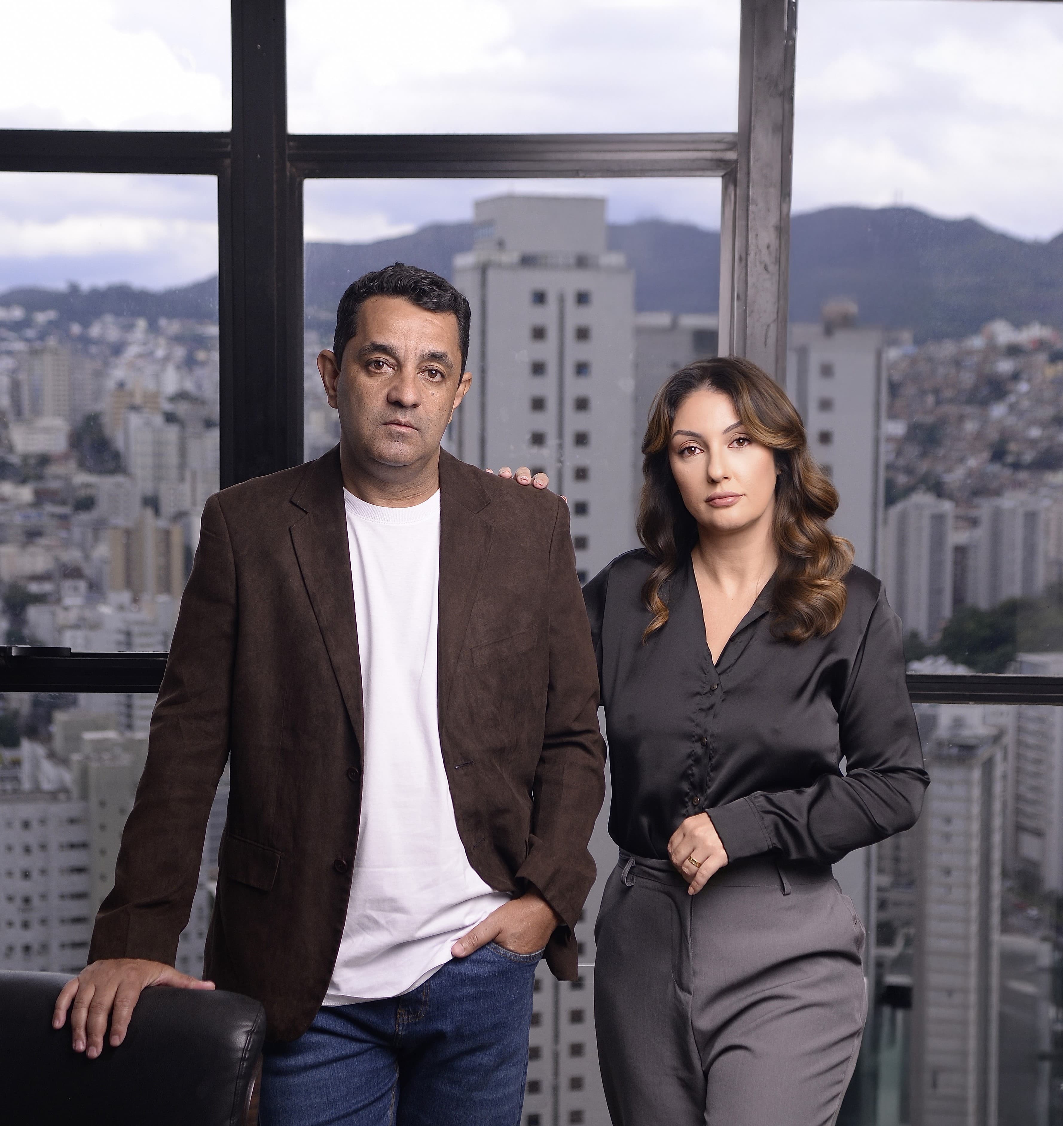 Imagem de um escritório moderno com pessoas trabalhando